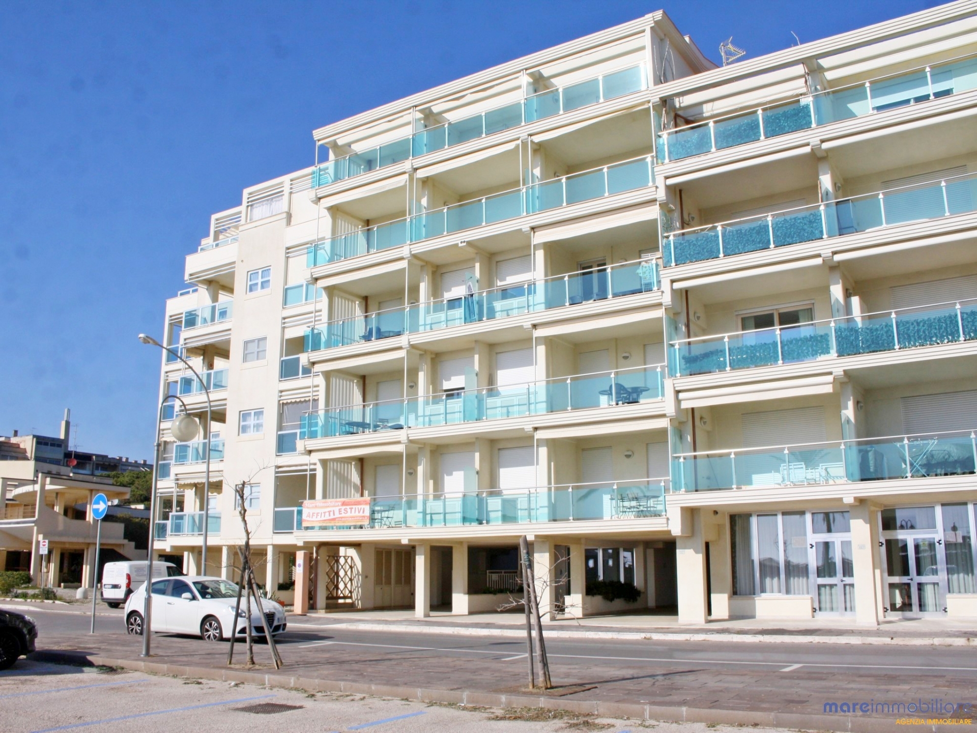 Bilocale fronte mare primo piano
