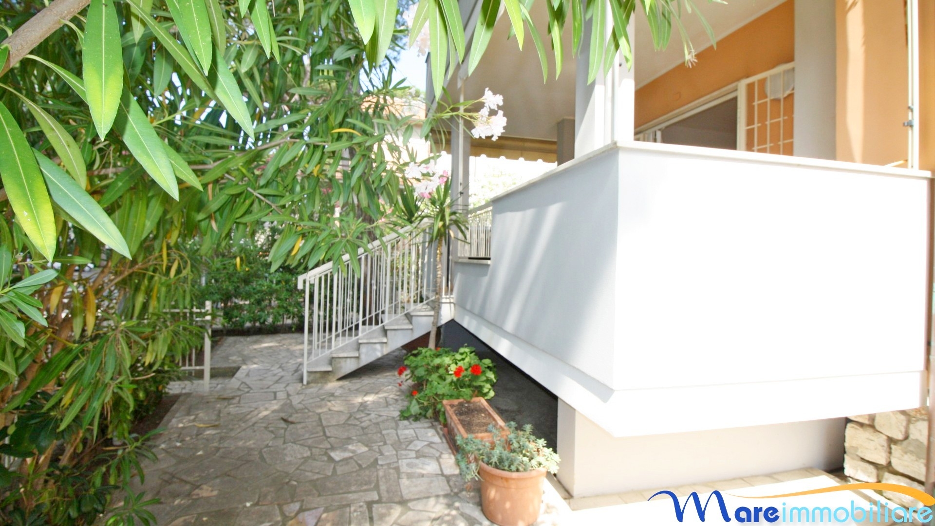 Appartamento due camere doppi servizi con giardino
