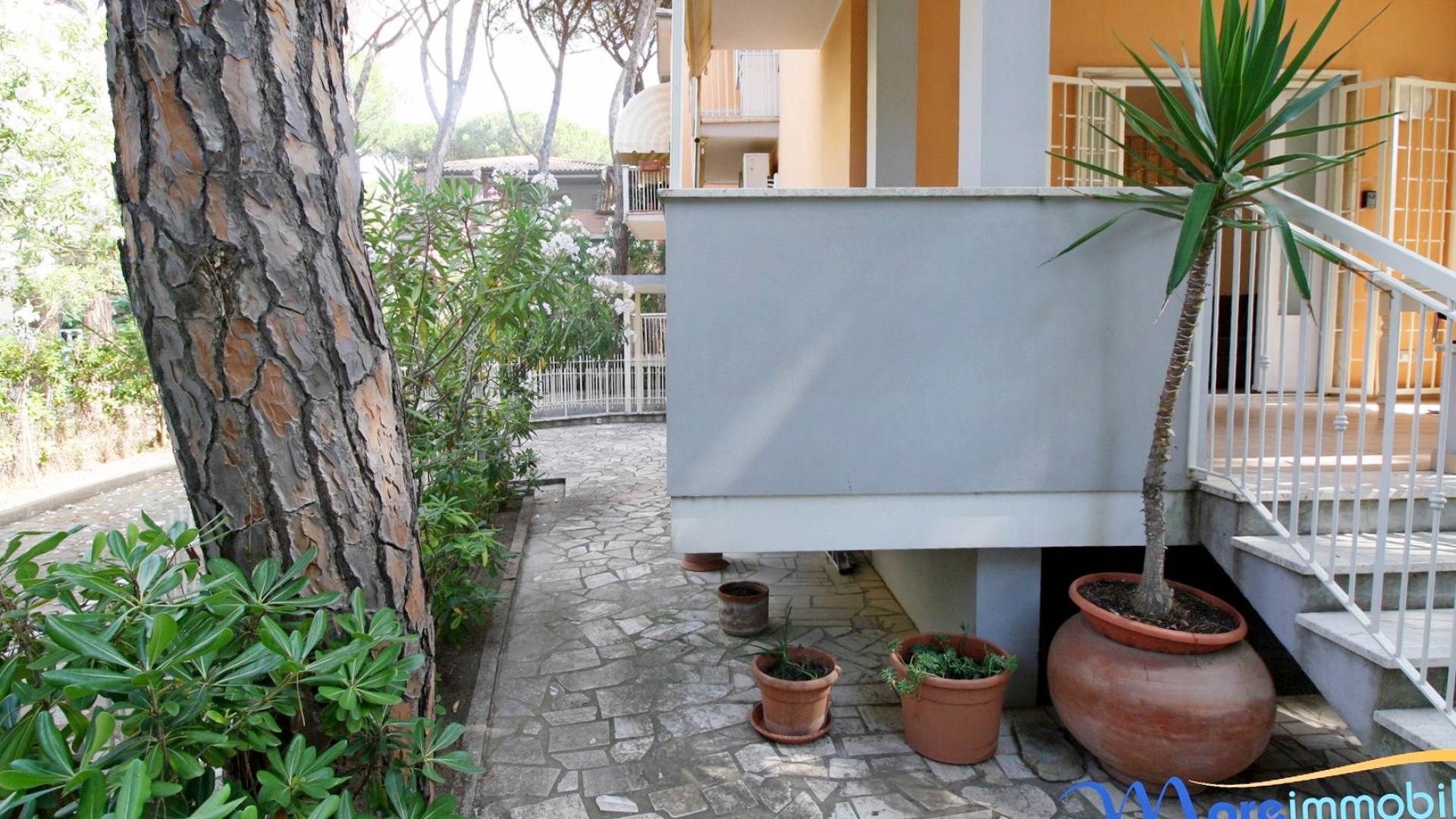 Appartamento due camere doppi servizi con giardino
