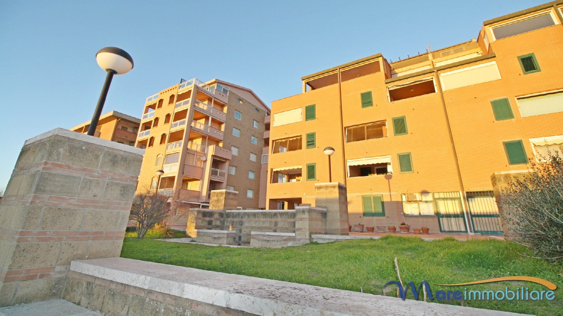 Trilocale fronte mare zona centrale