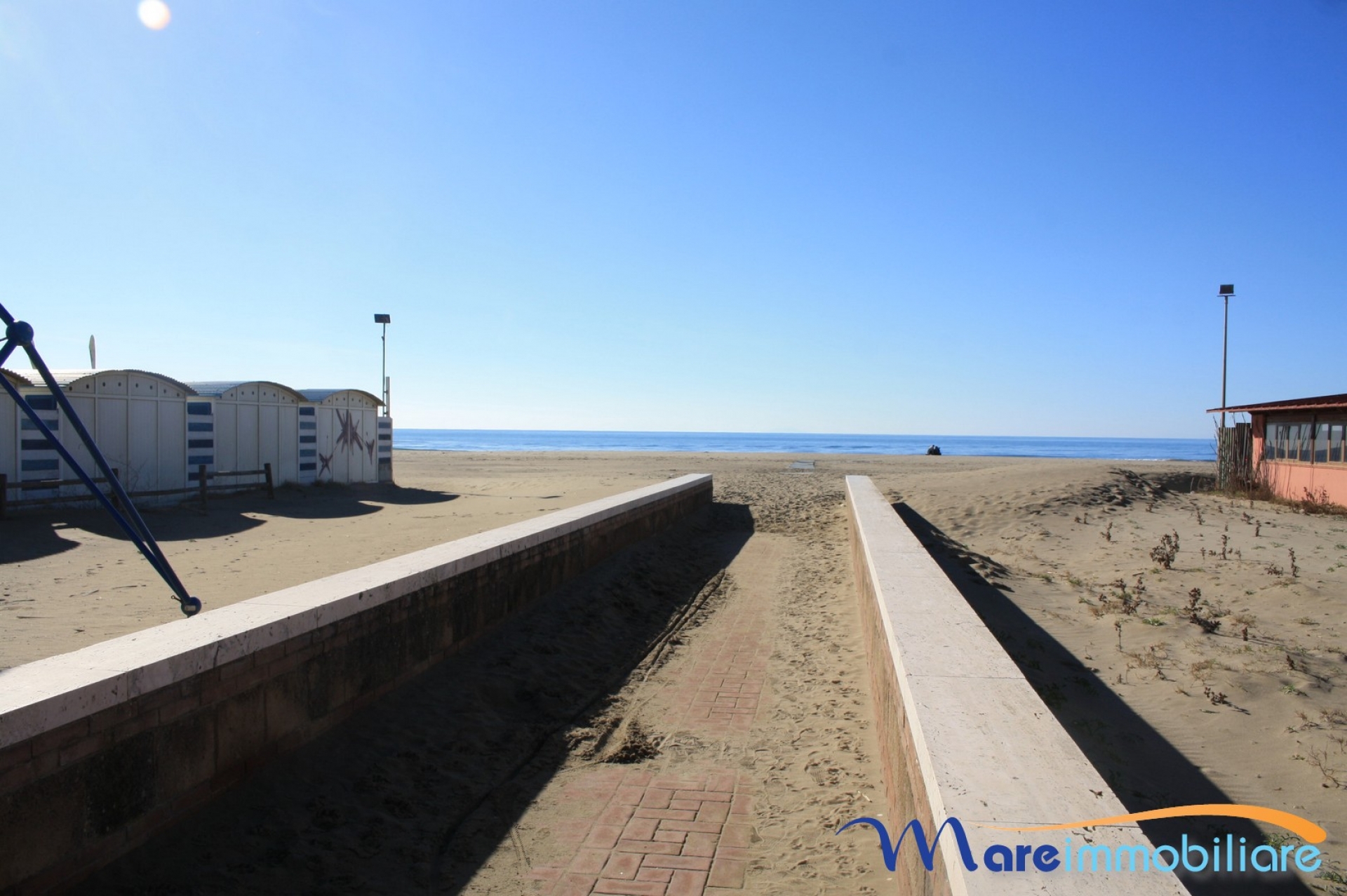 fronte mare con 2 camere e posto auto