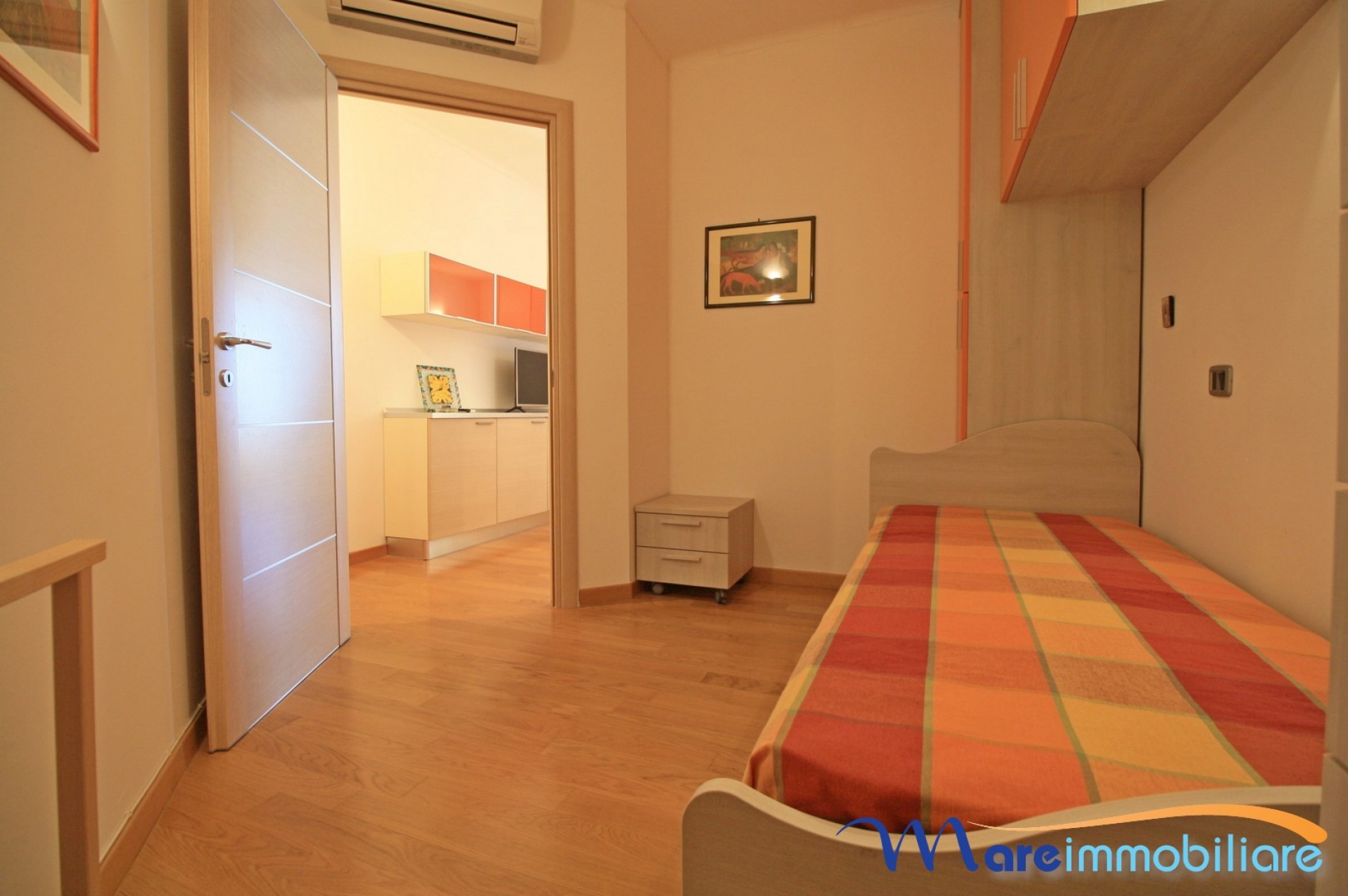 fronte mare con 2 camere e posto auto