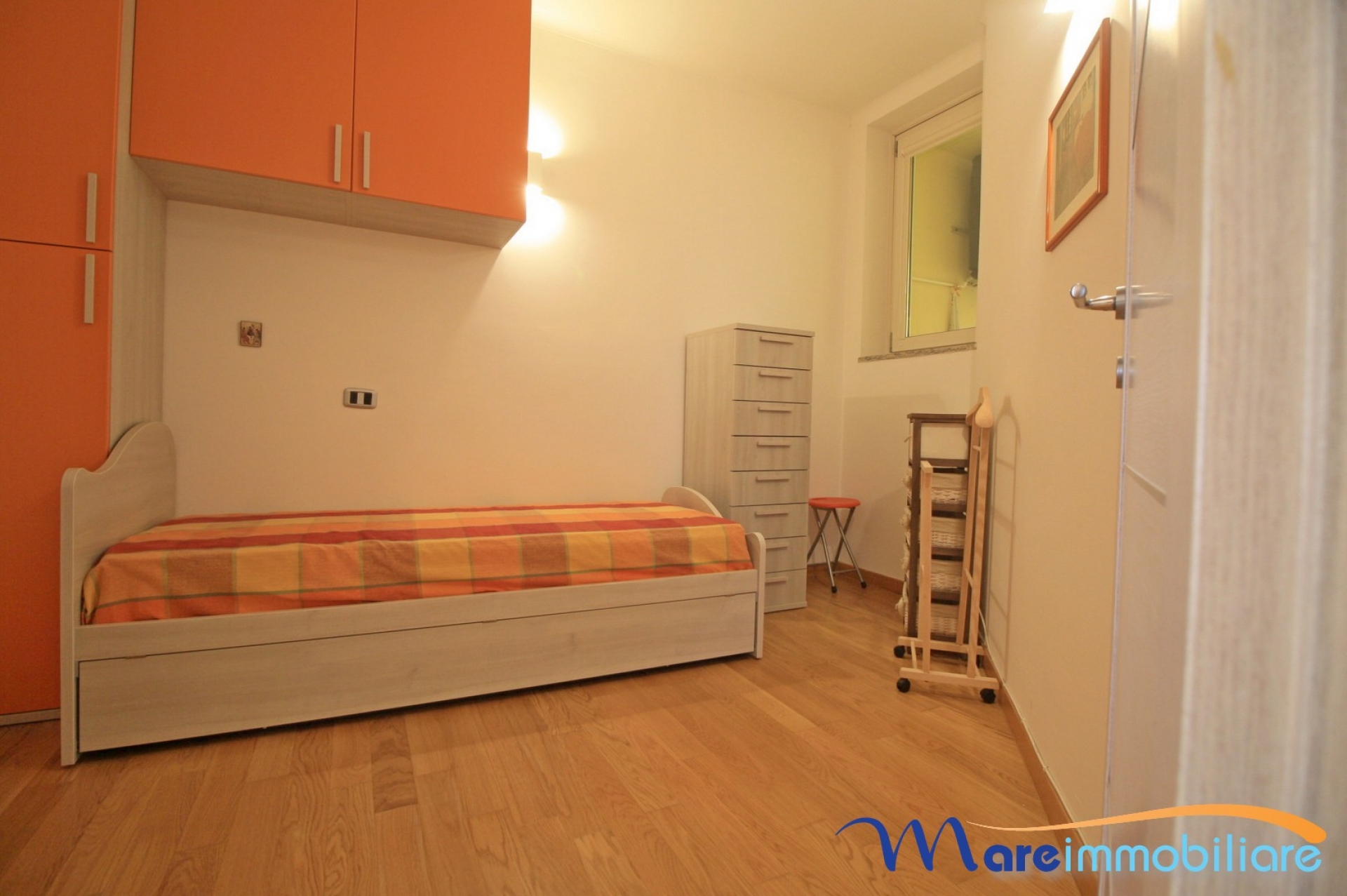 fronte mare con 2 camere e posto auto