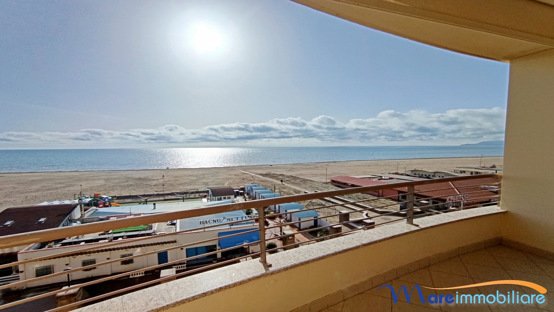 fronte mare con 2 camere e posto auto