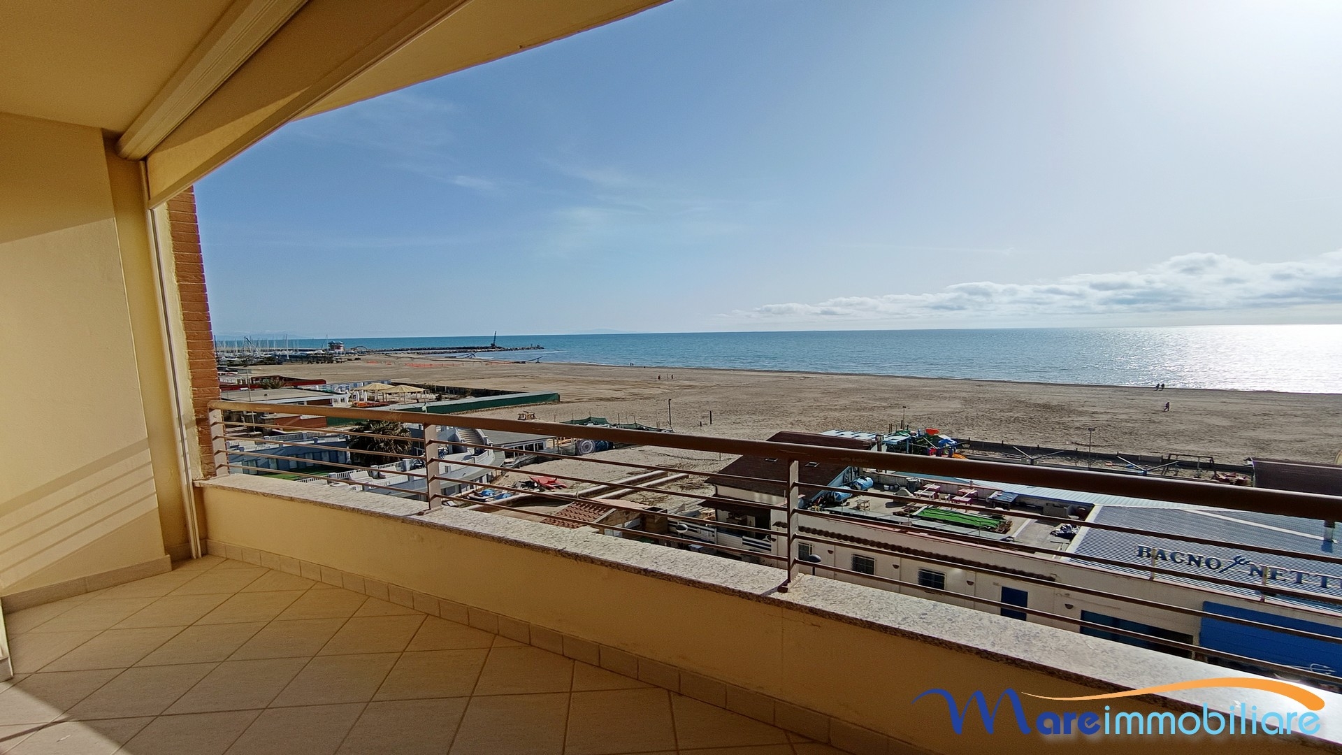 fronte mare con 2 camere e posto auto