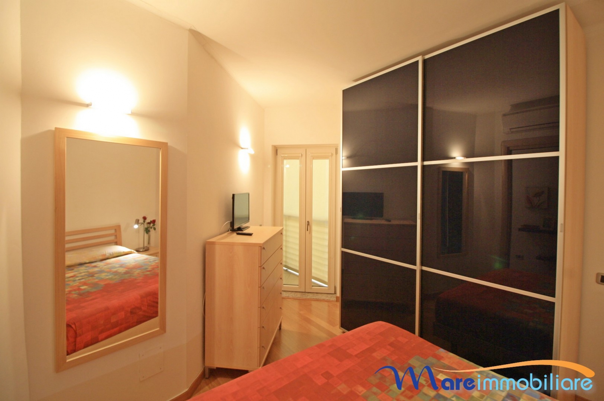 fronte mare con 2 camere e posto auto