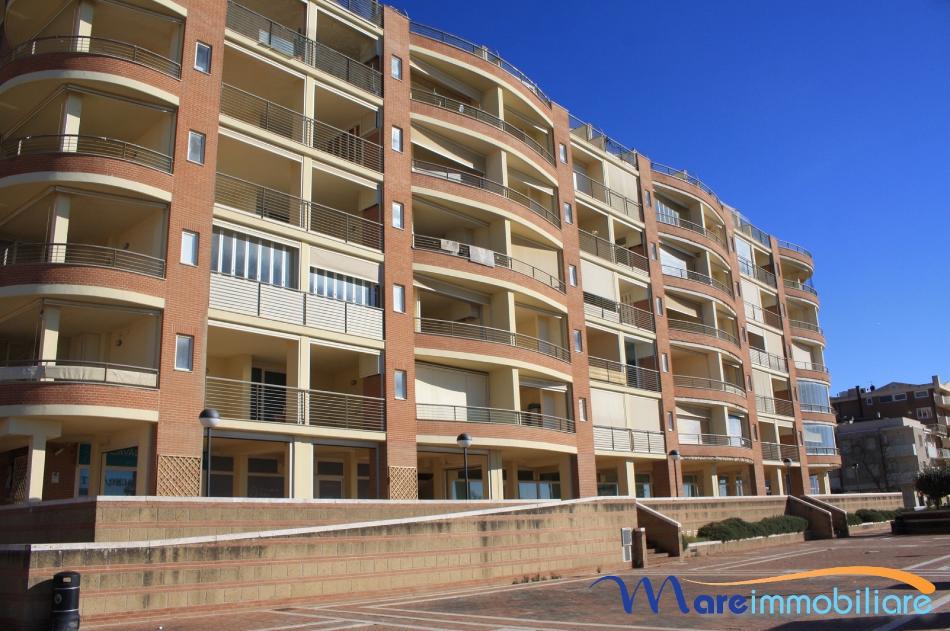 fronte mare con 2 camere e posto auto