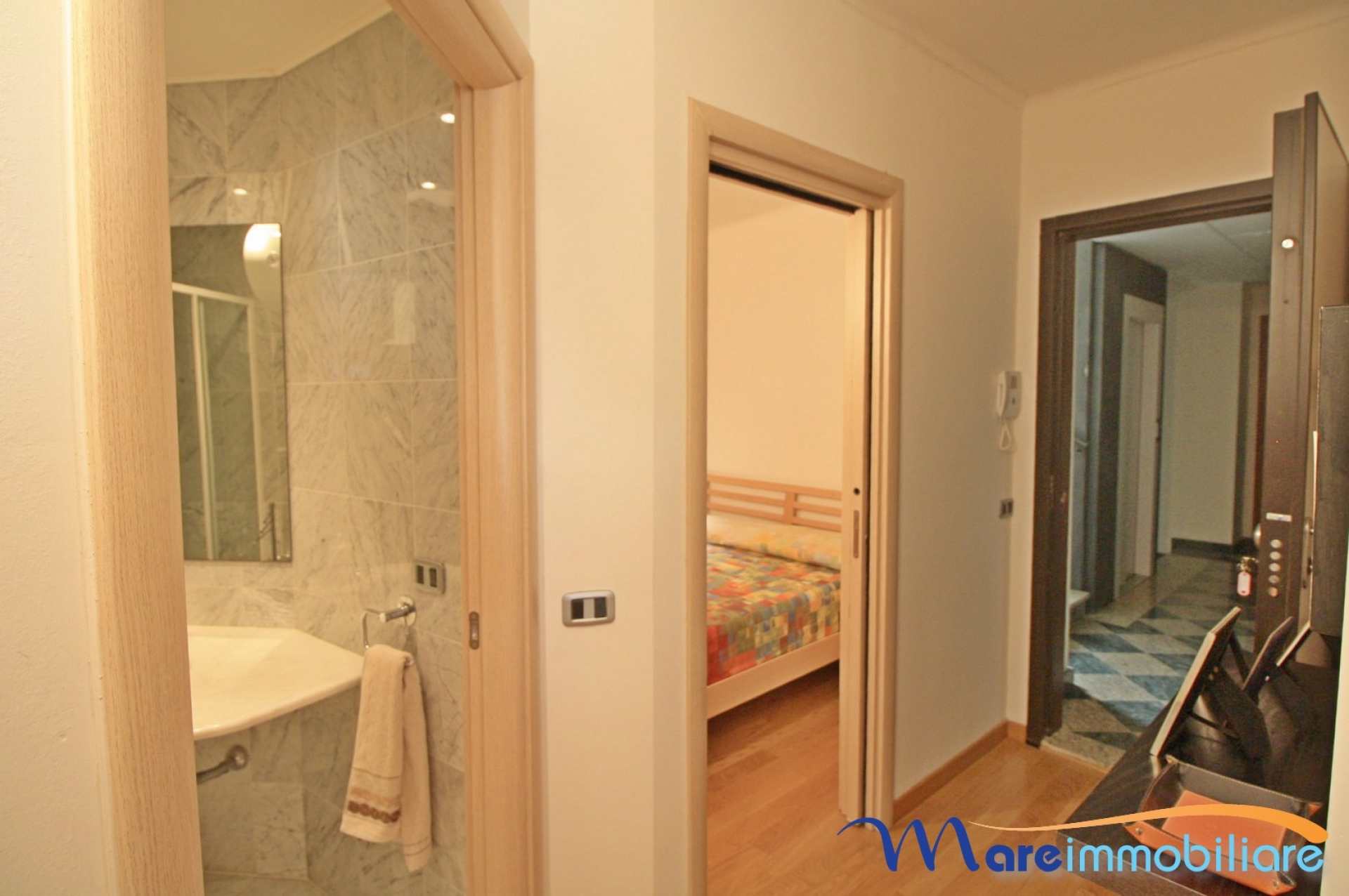 fronte mare con 2 camere e posto auto