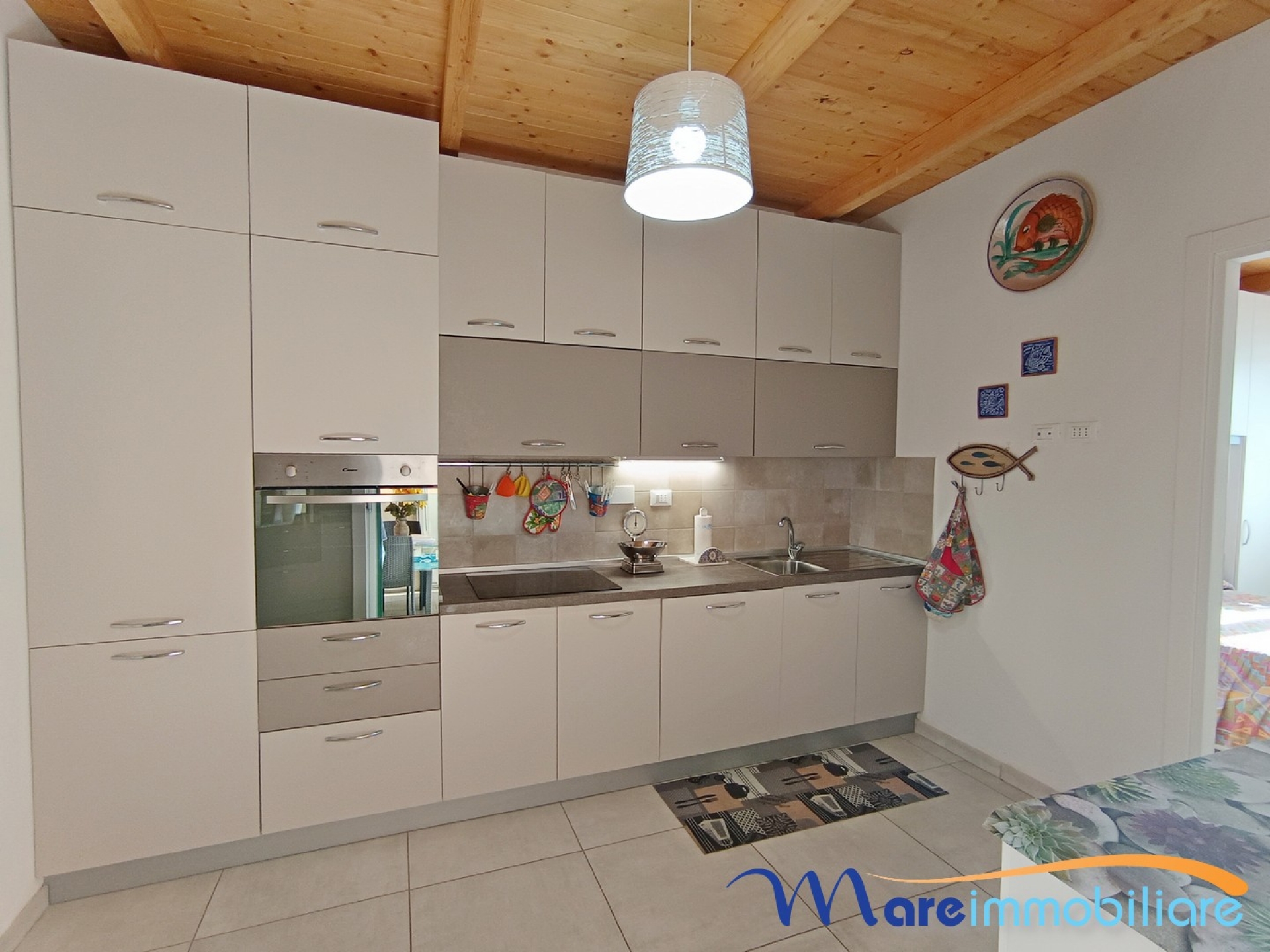 Esclusivo quattro vani con veranda e giardino