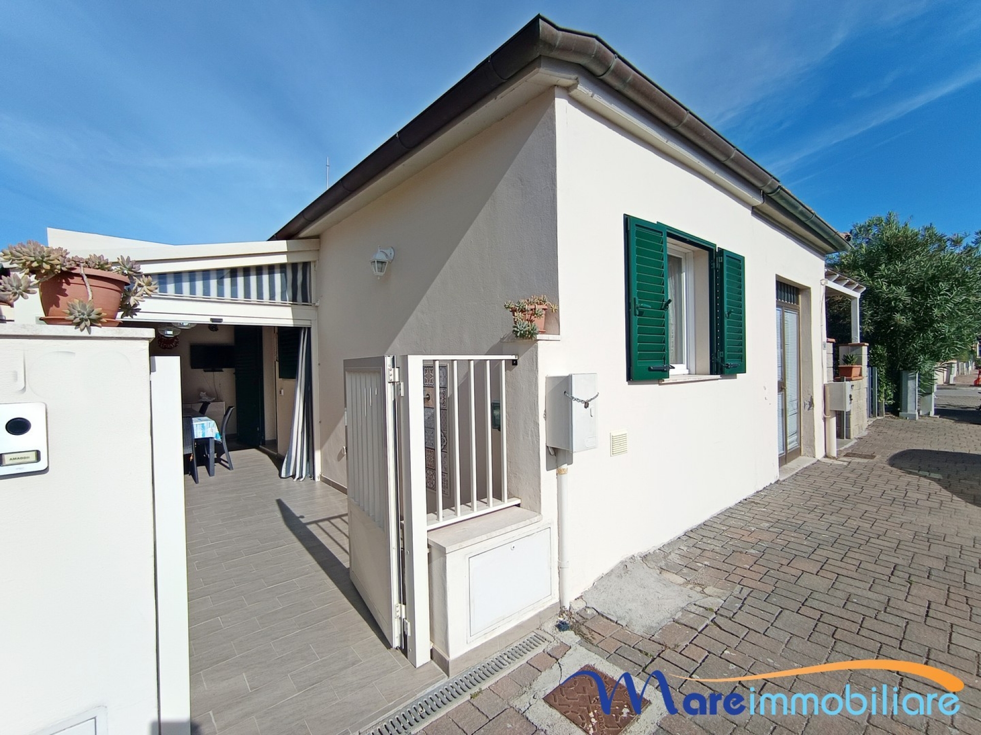 Esclusivo quattro vani con veranda e giardino