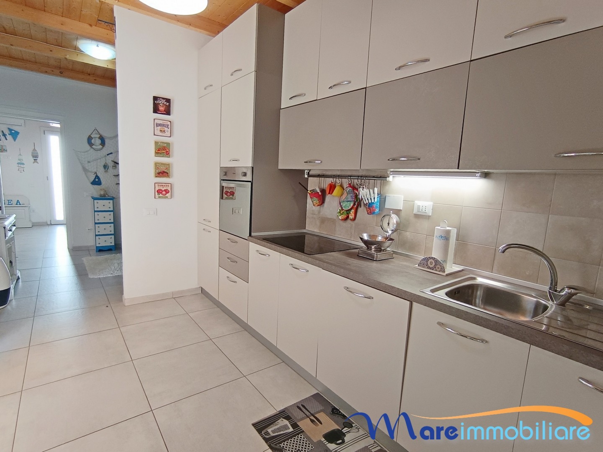 Esclusivo quattro vani con veranda e giardino