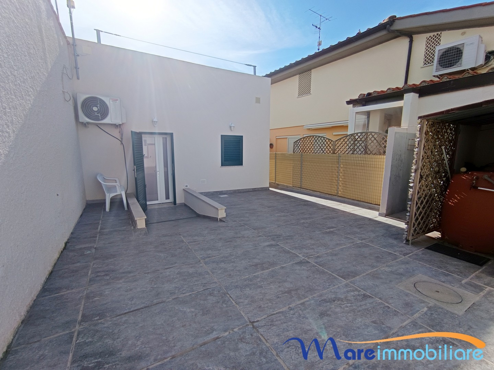 Esclusivo quattro vani con veranda e giardino