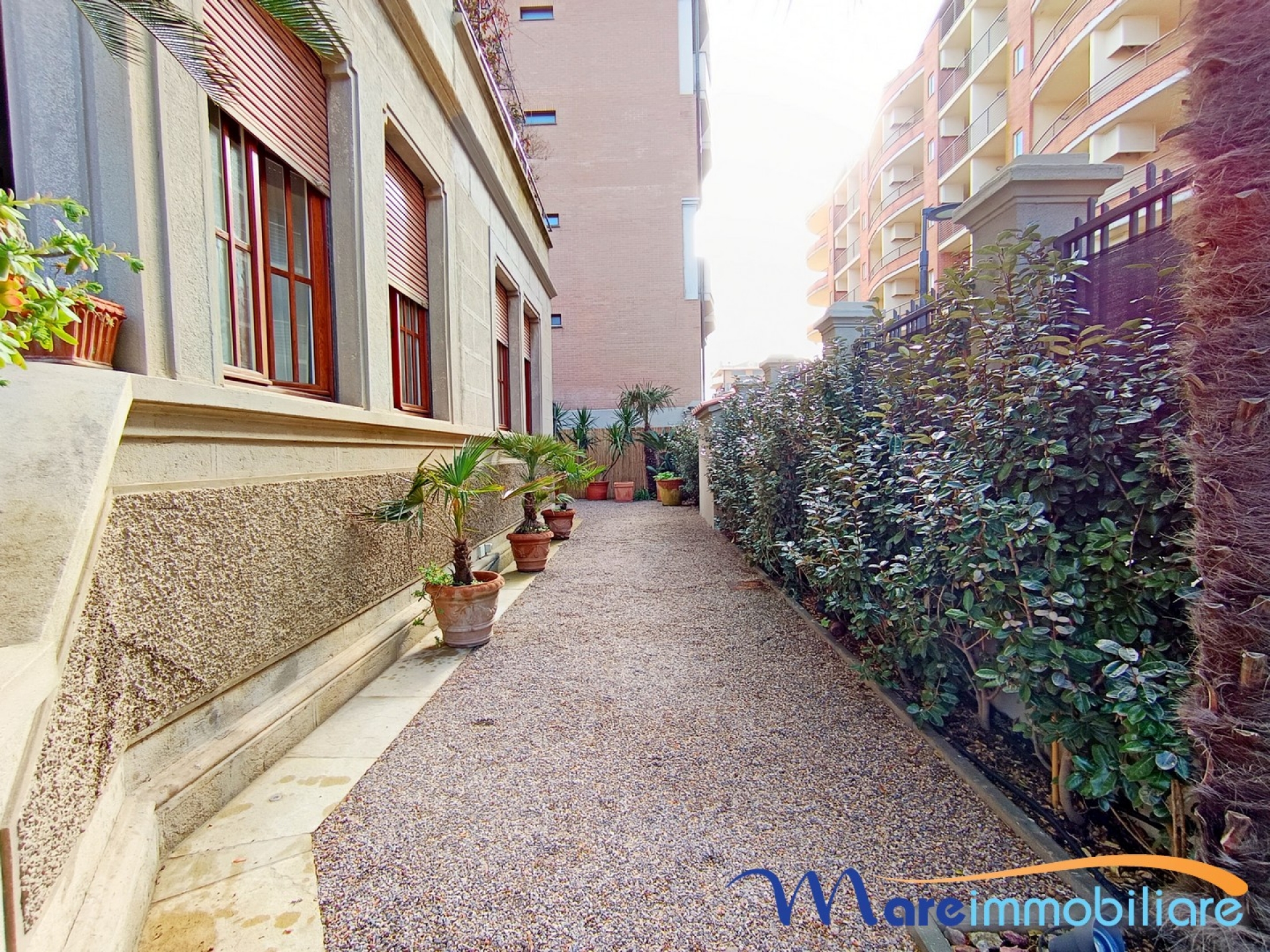 Trie camere piano terra con grande giardino