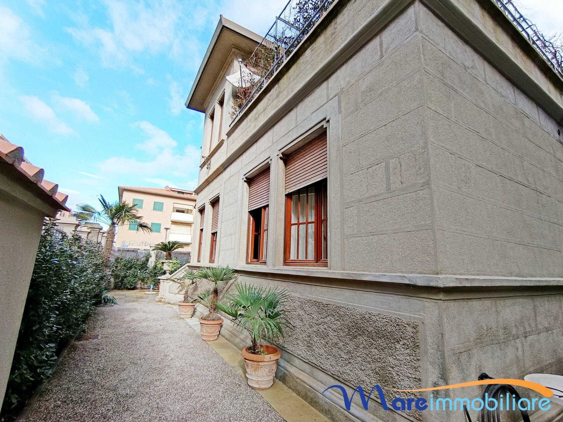 Trie camere piano terra con grande giardino