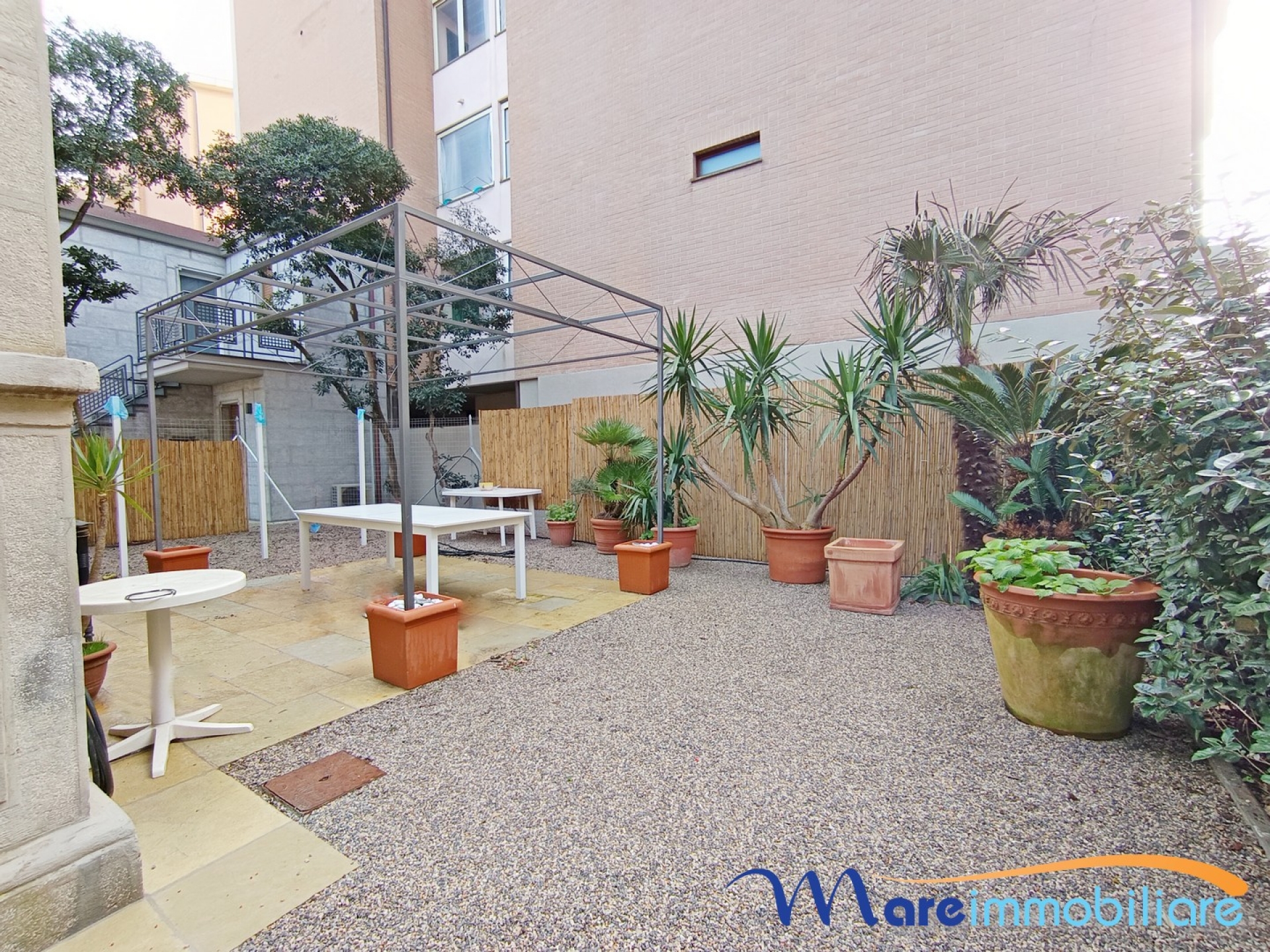 Trie camere piano terra con grande giardino