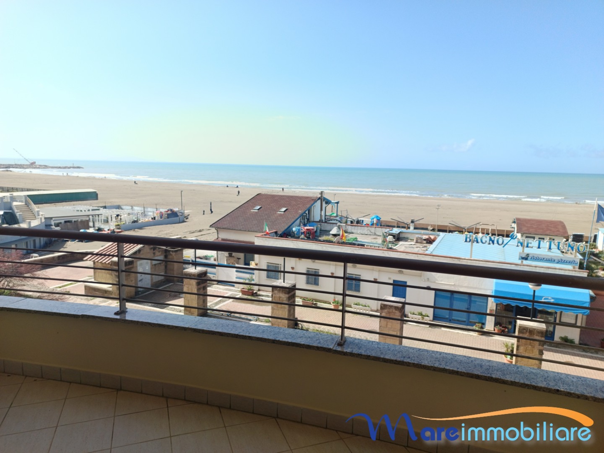 fronte mare con 2 camere e posto auto