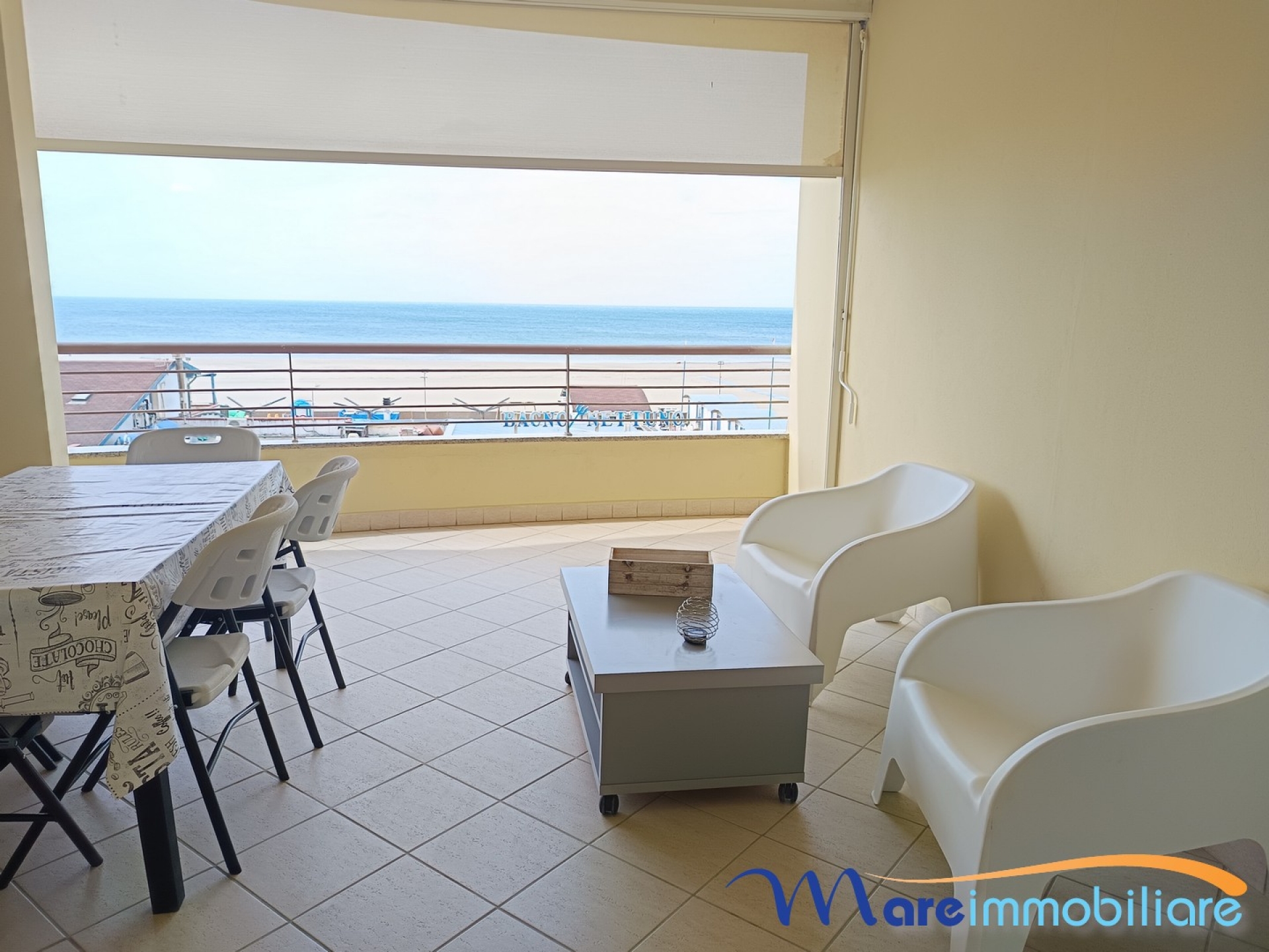 fronte mare con 2 camere e posto auto