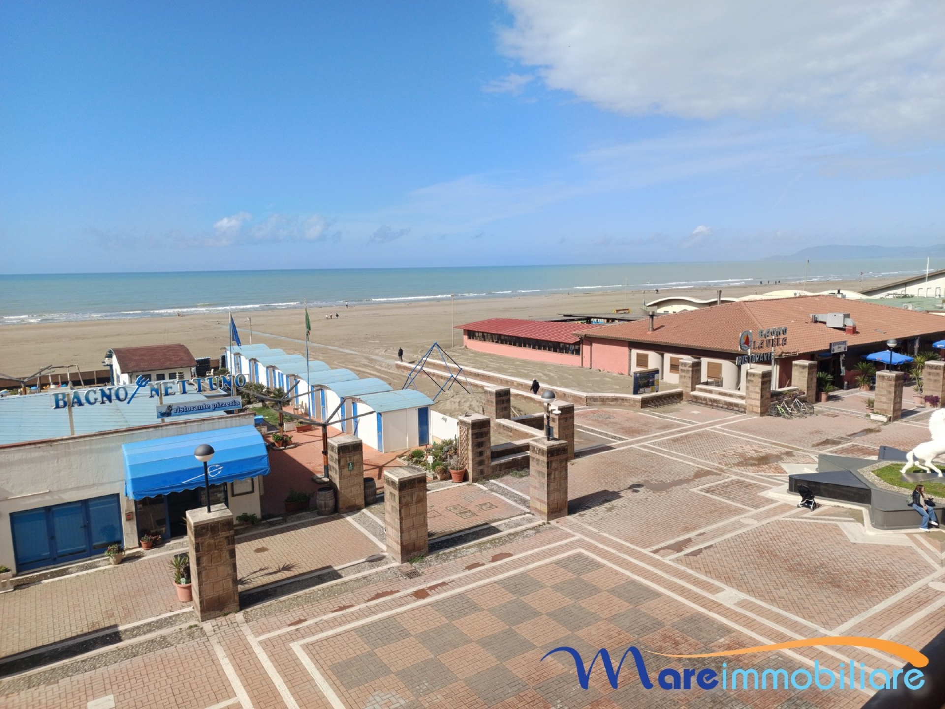 fronte mare con 2 camere e posto auto