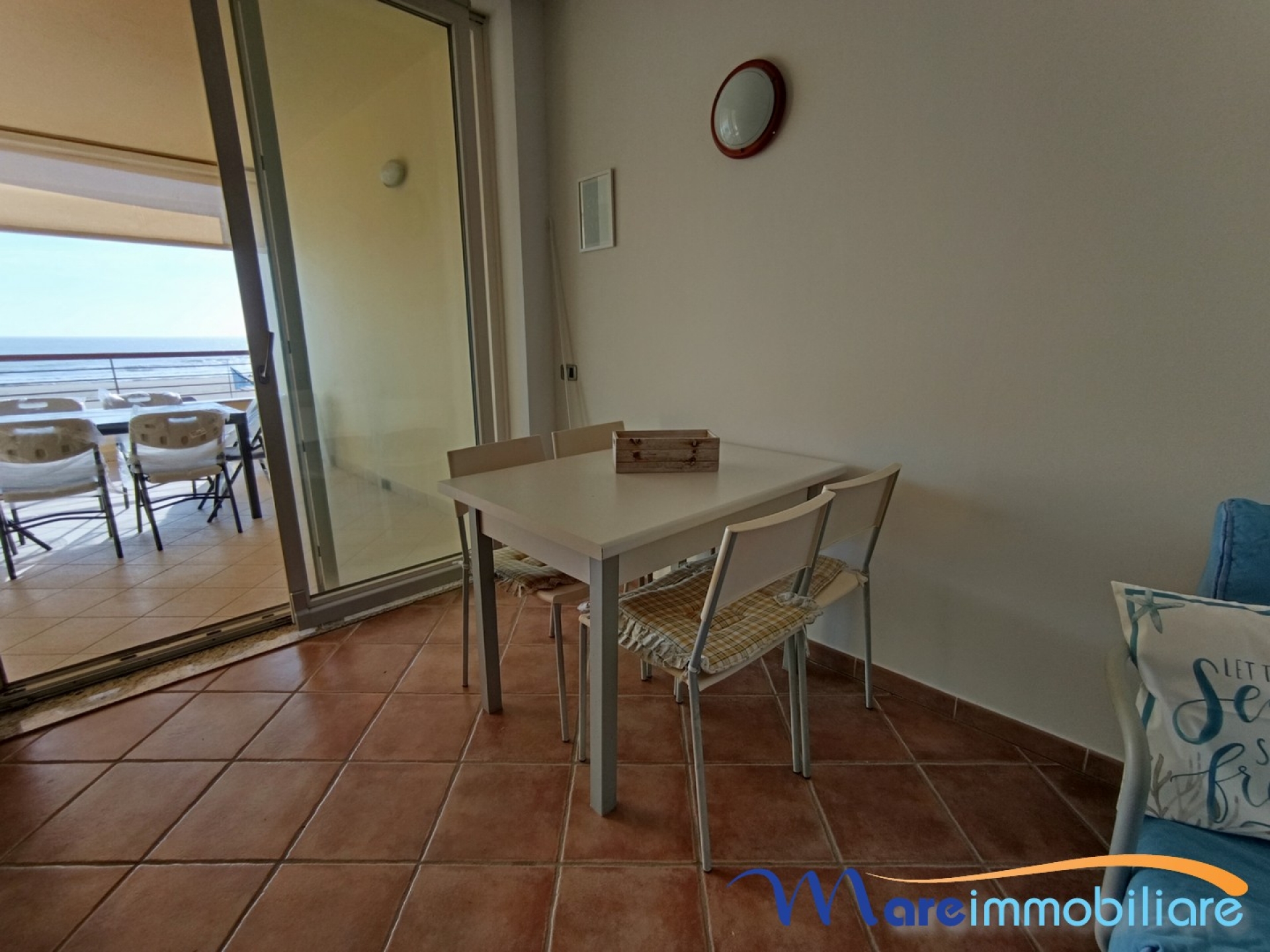 fronte mare con 2 camere e posto auto