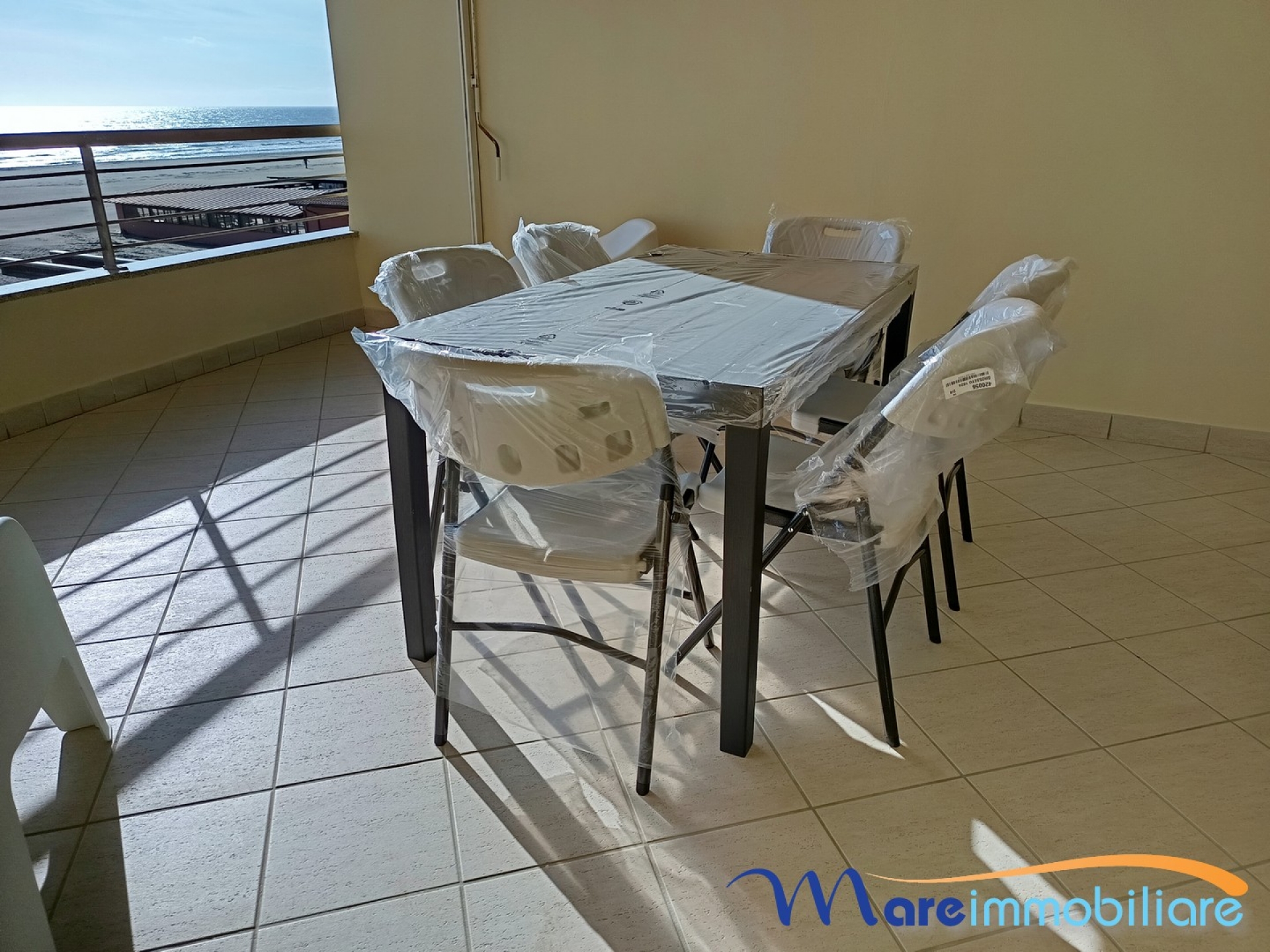 fronte mare con 2 camere e posto auto