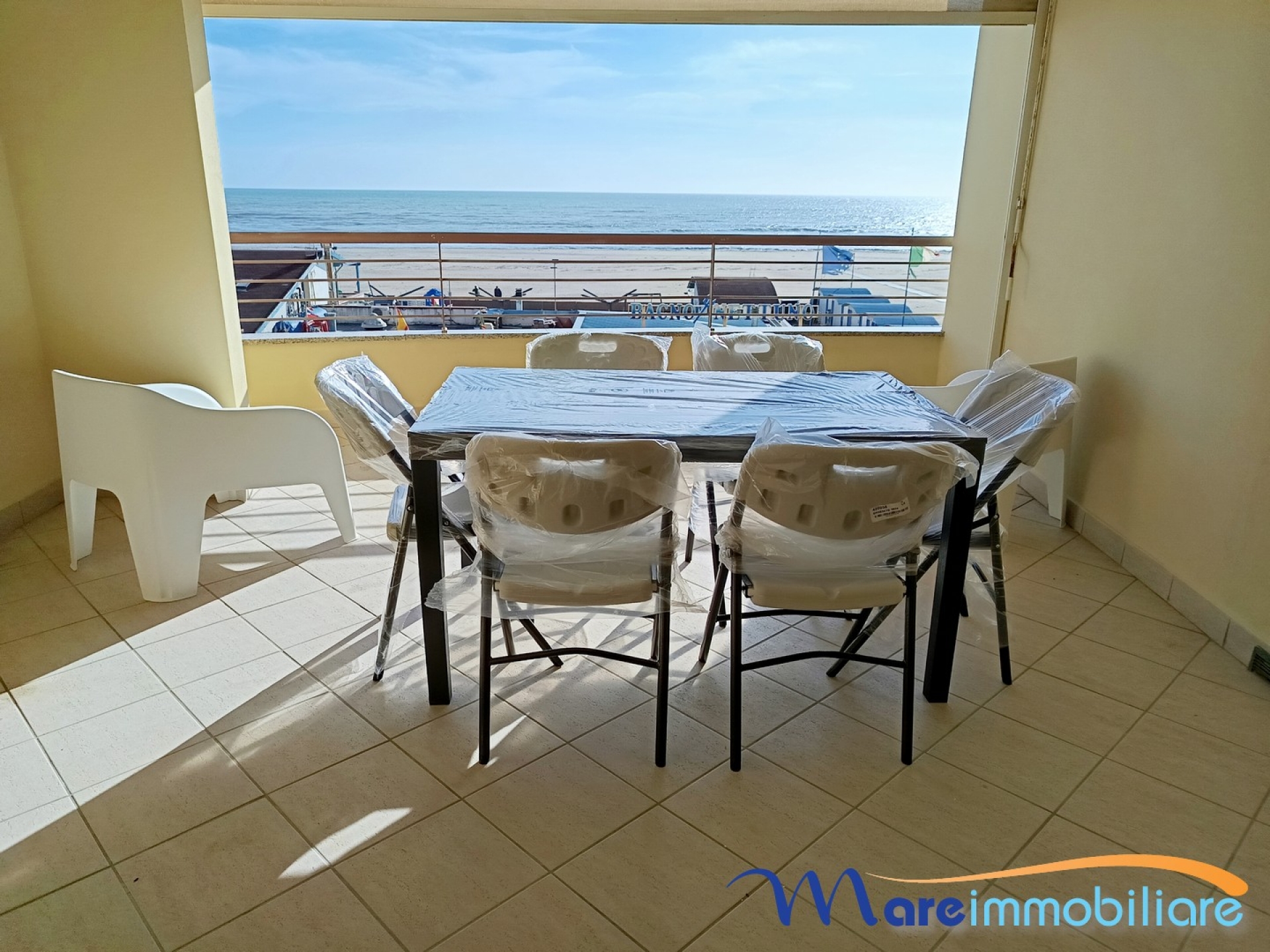 fronte mare con 2 camere e posto auto