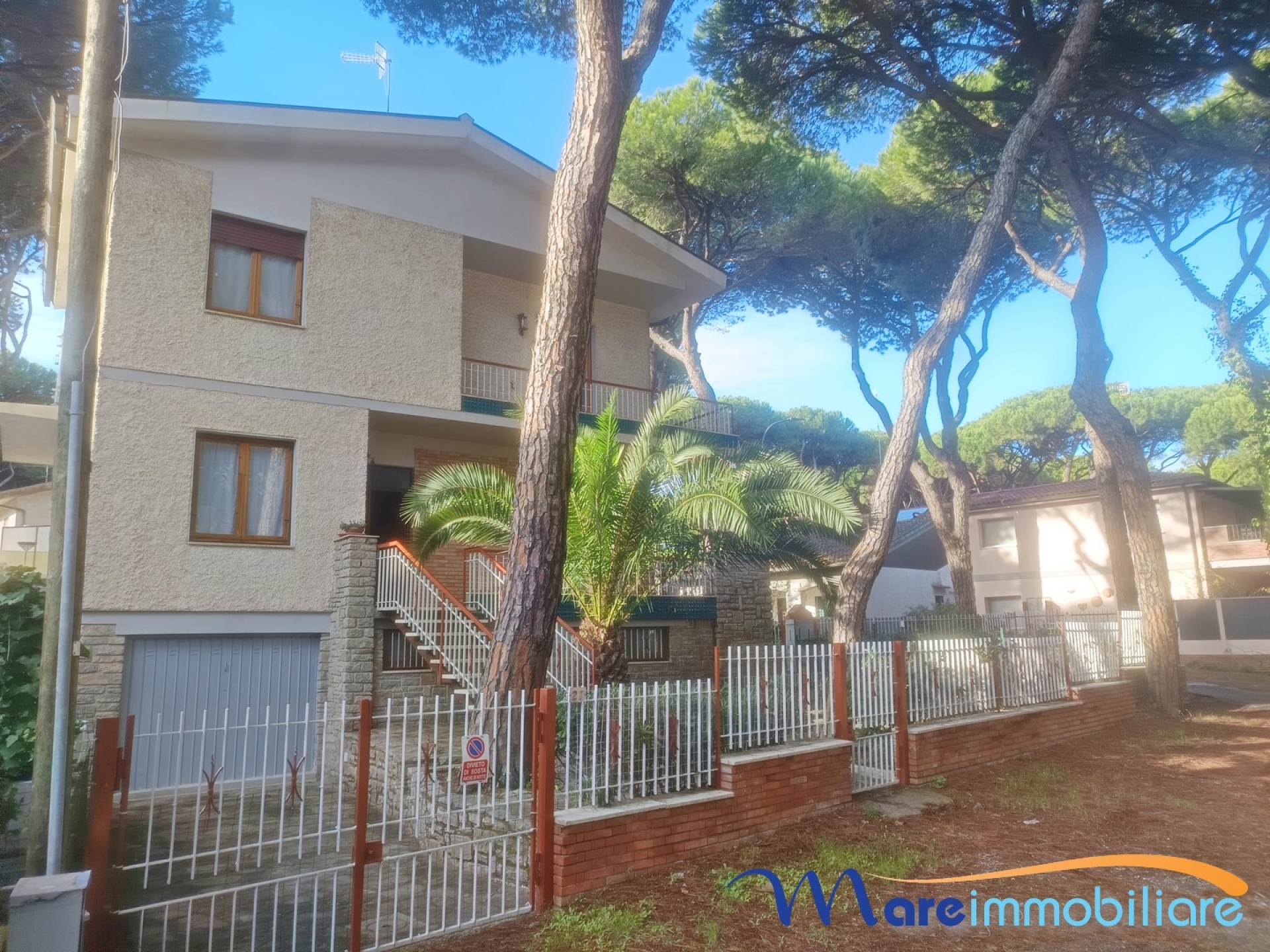 Villetta terra tetto con giardino e posto auto
