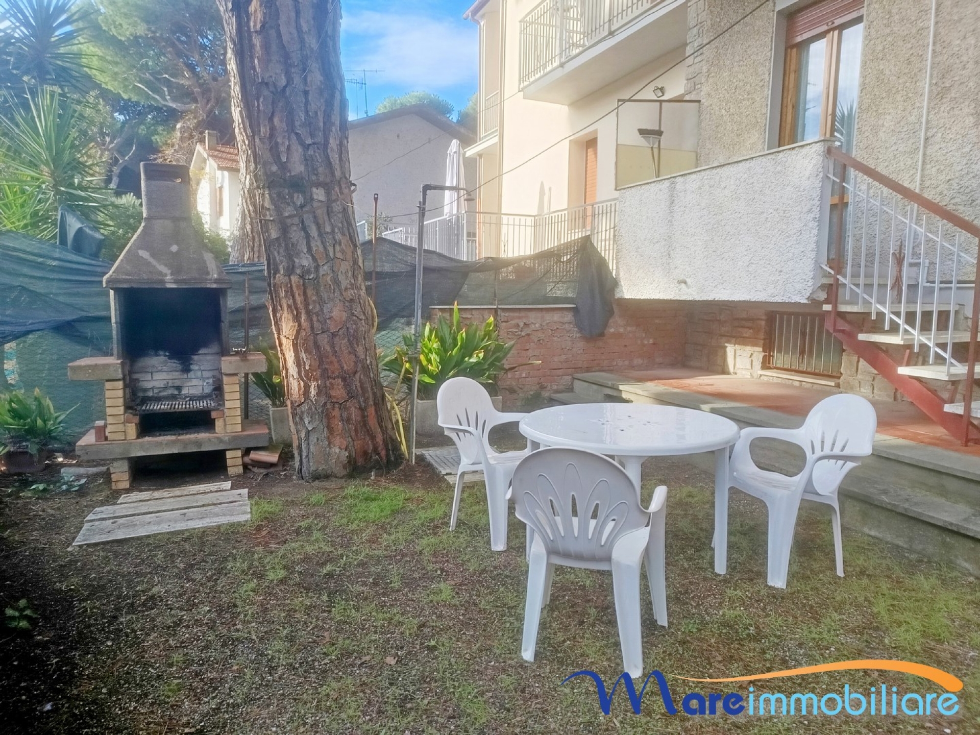 Villetta terra tetto con giardino e posto auto