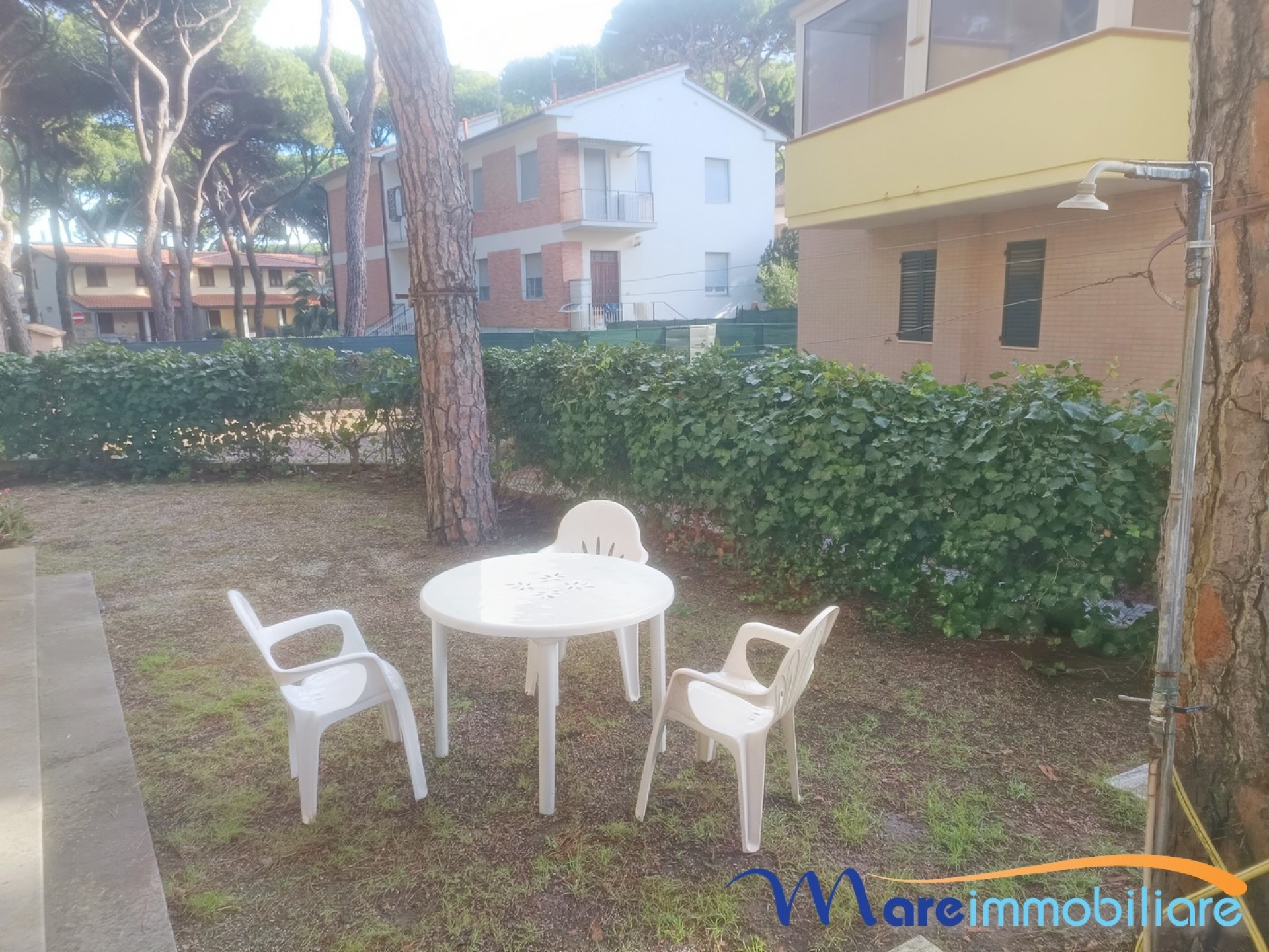Villetta terra tetto con giardino e posto auto