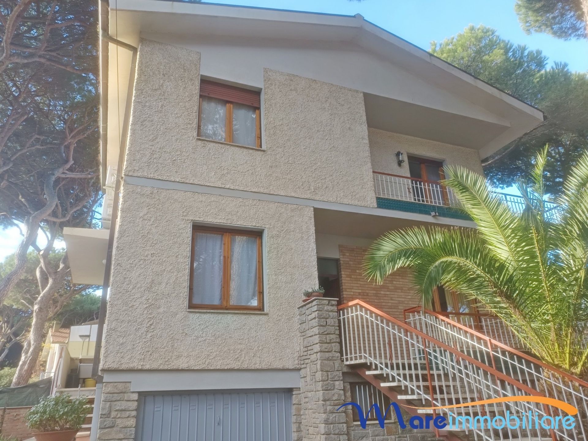 Villetta terra tetto con giardino e posto auto