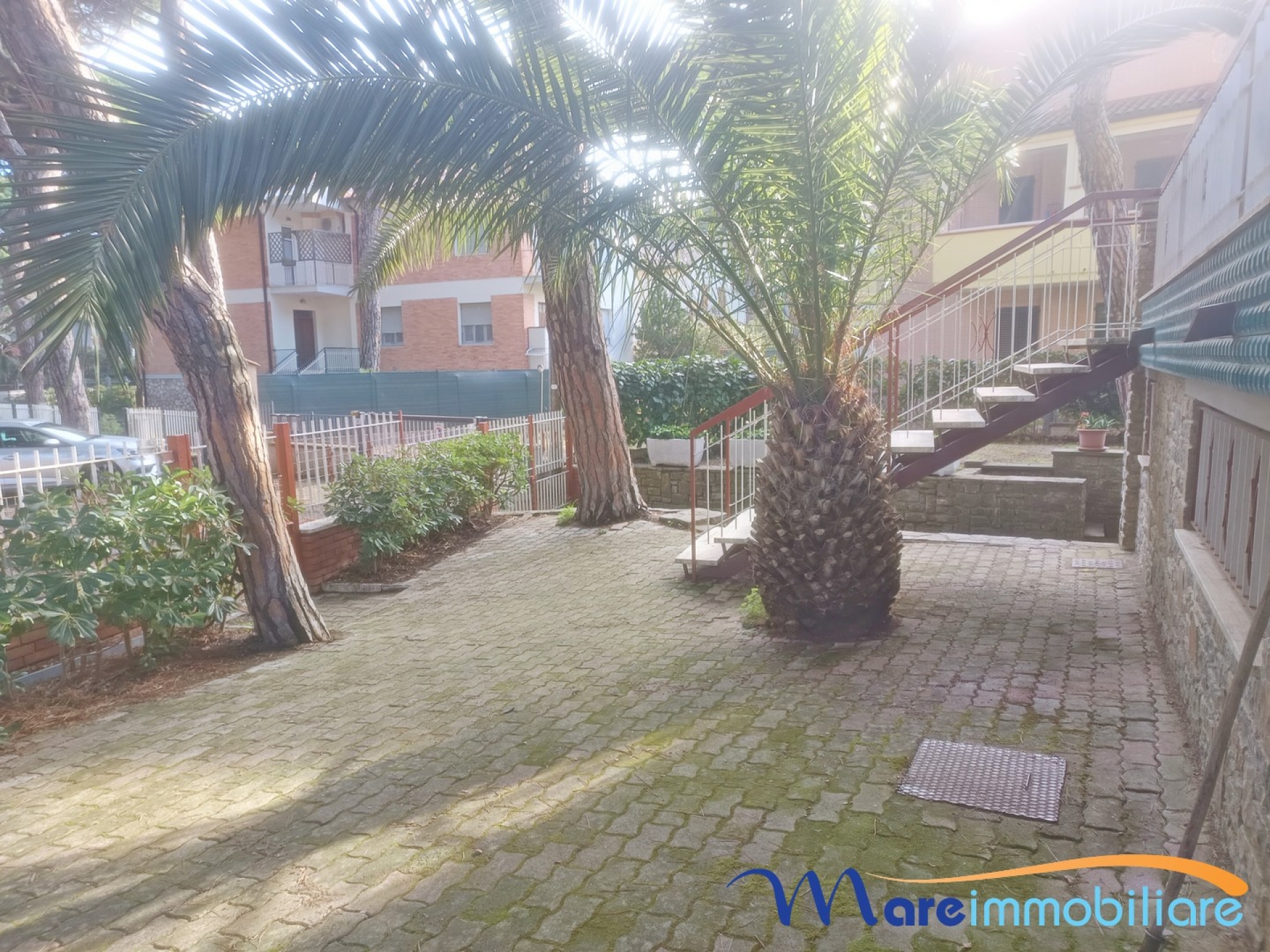 Villetta terra tetto con giardino e posto auto