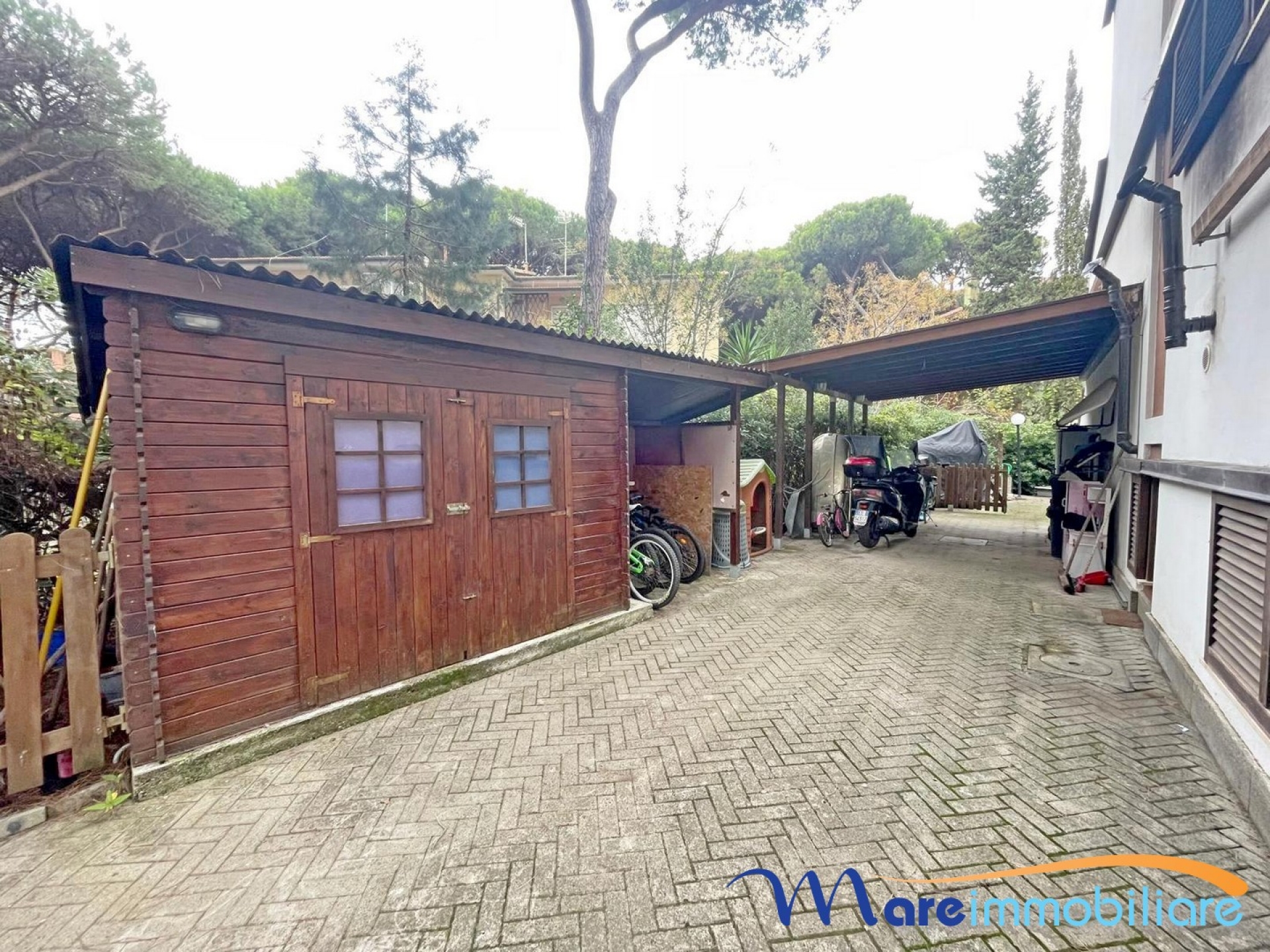 Rosmarina Villetta terra-tetto con giardino e posto auto