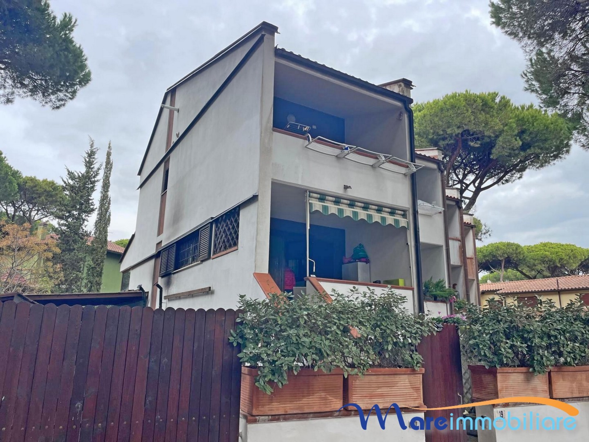 Rosmarina Villetta terra-tetto con giardino e posto auto