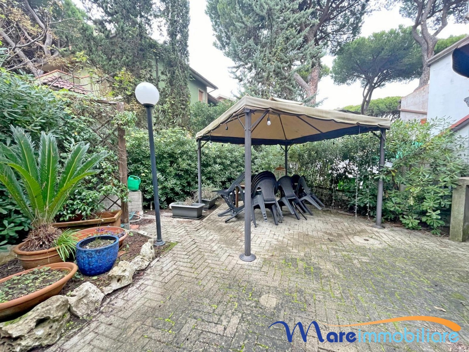 Rosmarina Villetta terra-tetto con giardino e posto auto