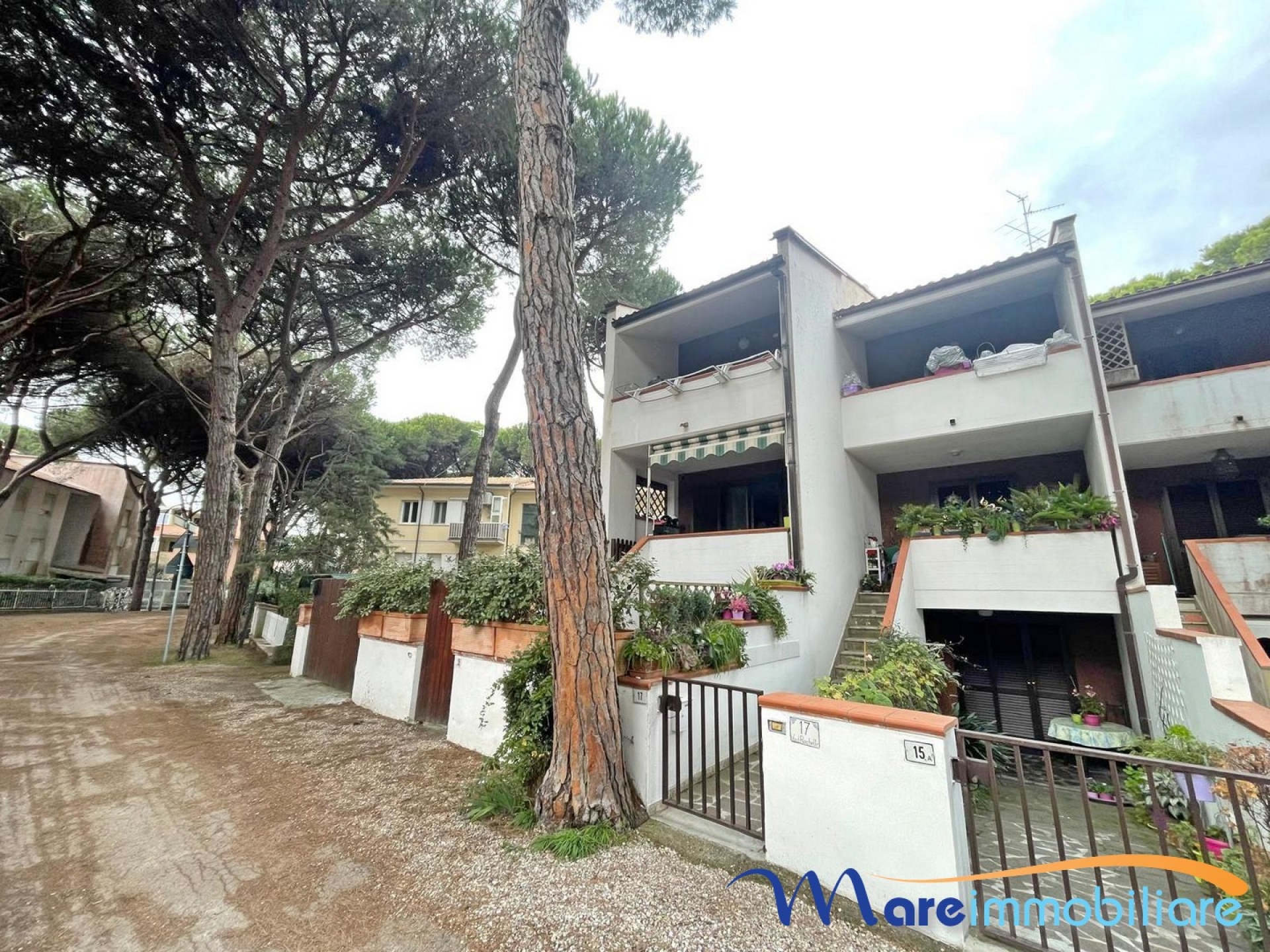 Rosmarina Villetta terra-tetto con giardino e posto auto