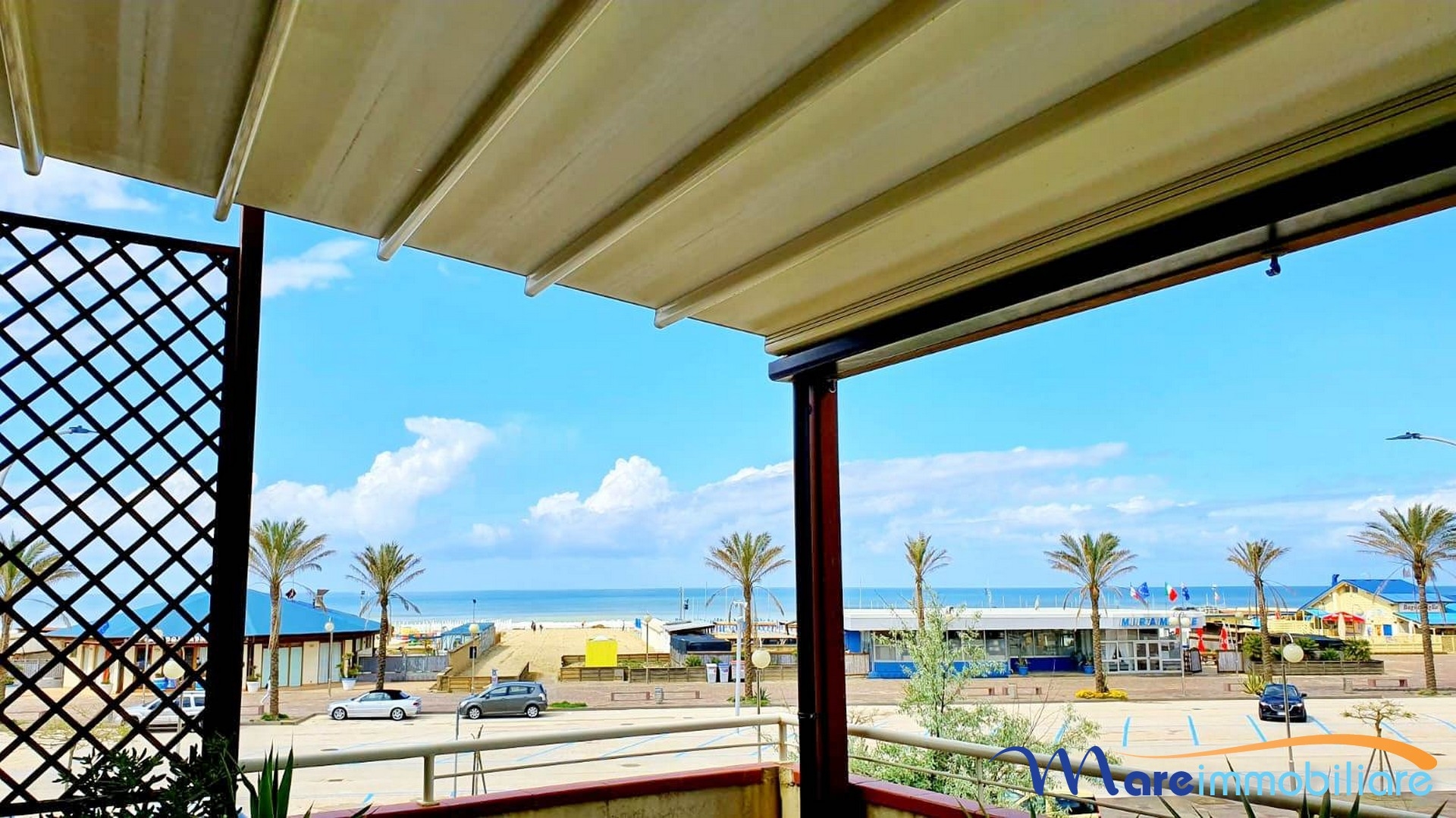 trilocale doppi servizi fronte mare con posto auto